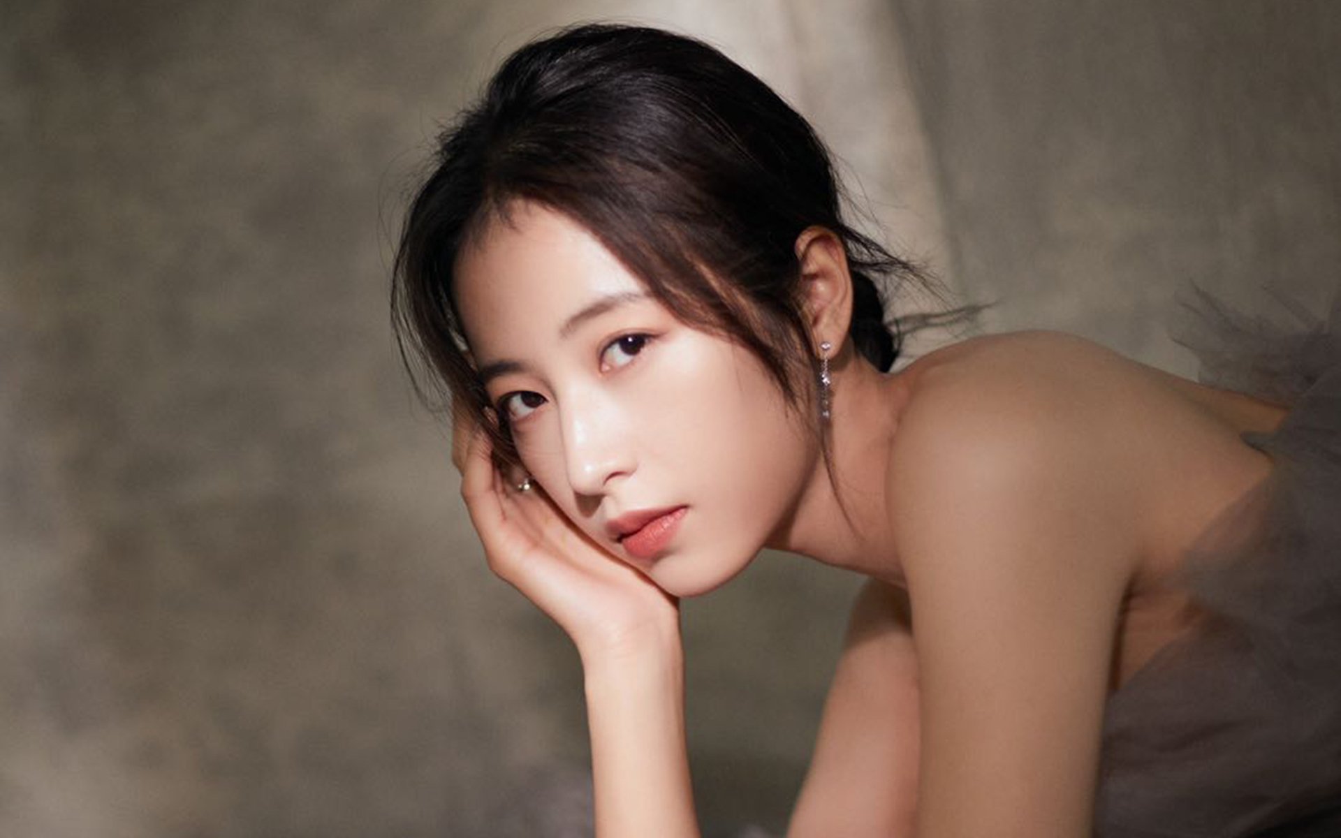 全球足球联合会推动普及女子足球，吸引大批年轻女性加入，全球各国女足联赛