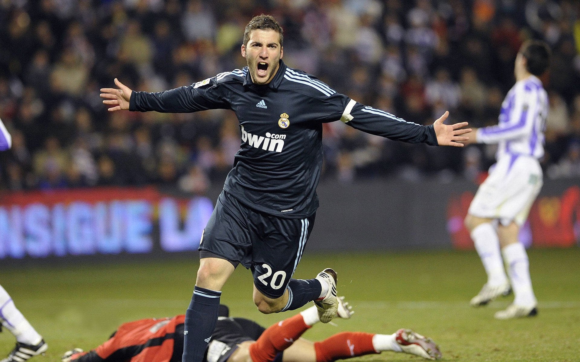 开云体育全站-武汉瑜伽节吸引众多瑜伽爱好者参与，武汉瑜伽馆口碑排名